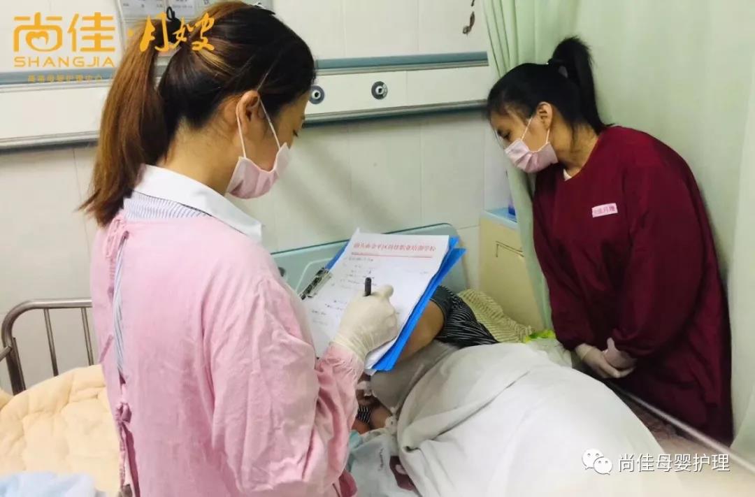 尚佳專(zhuān)業(yè)月嫂丨母乳丨你還認為初乳很臟，要擠掉的嗎？